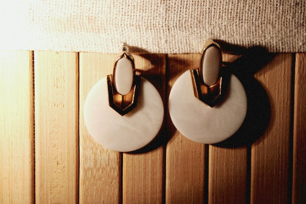 Paire de boucles d’oreilles pendantes à disque nacré et monture dorée